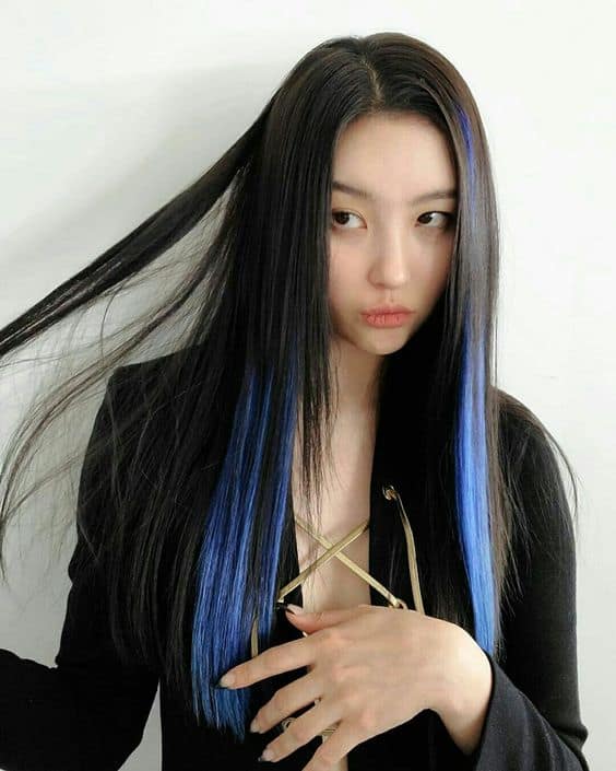9 cabelo liso com mechas azul