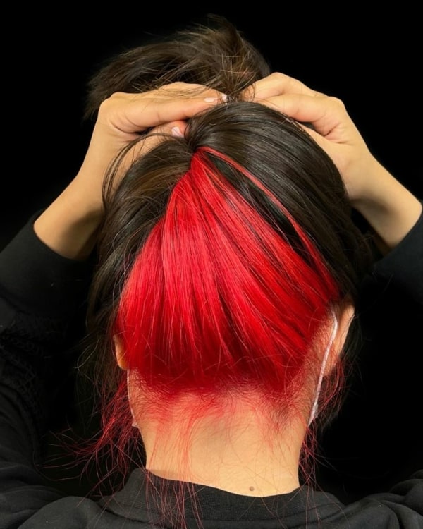 9 cabelo longo com mecha vermelha na nuca