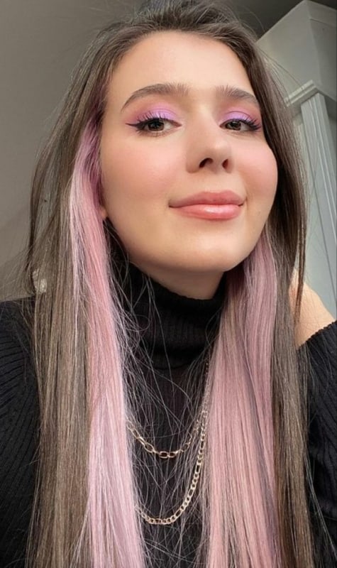 18 cabelo longo com mecha lateral rosa claro