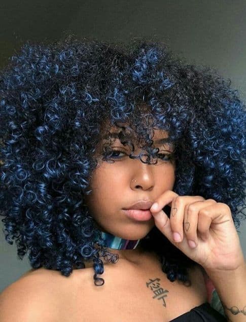 10 cabelo cacheado e escuro com mechas em azul
