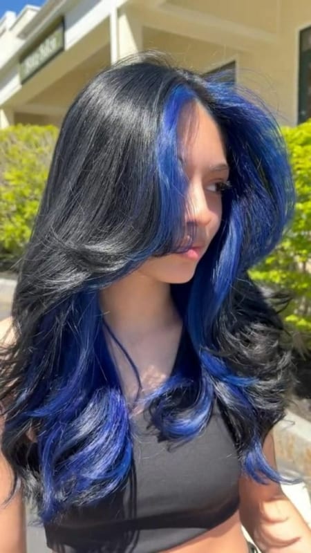 13 morena com cabelo longo e mecha azul