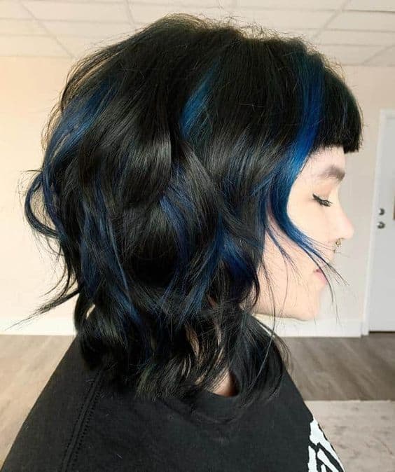 17 cabelo curto e preto com mechas em azul escuro