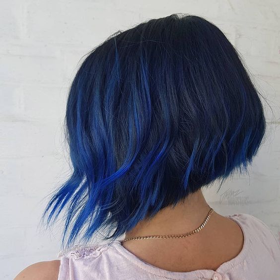 19 cabelo curto e moderno com mechas em azul escuro