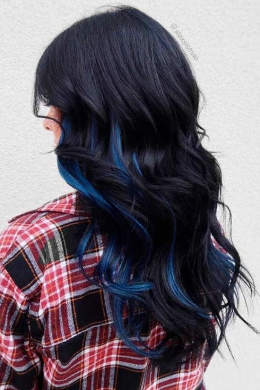21 cabelo longo com mechas em azul escuro