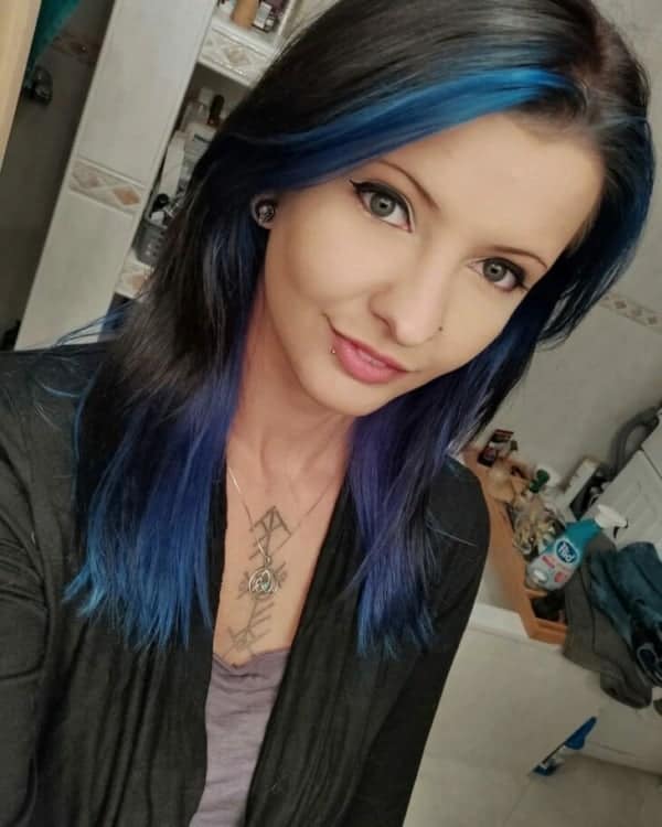 23 cabelo liso com mecha azul escuro