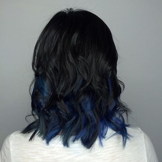 5 cabelo curto e repicado com pontas em azul escuro