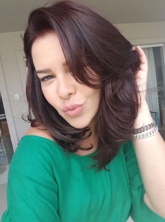 Coloracao escura do cabelo da Fernanda Souza