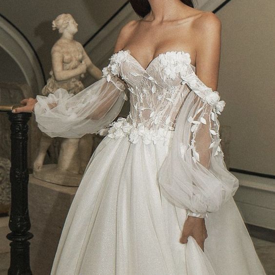 Detalhe do vestido de noiva com decote princesa