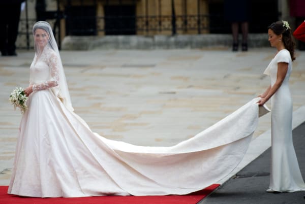 Kate Middleton com vestido rodado e cauda em seu casamento