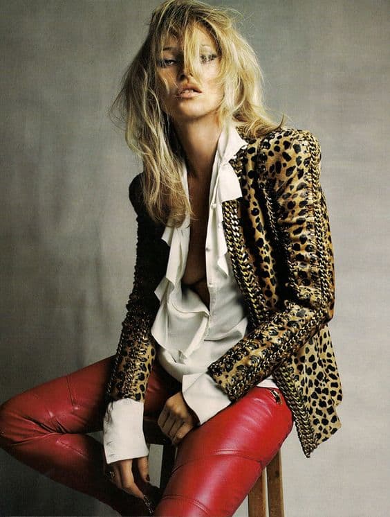 Kate Moss com jaqueta com estampa de onca