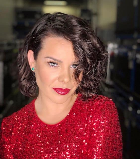 Modo de finalizar os cabelos curtos da atriz Fernanda Souza