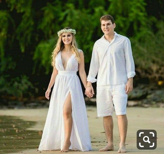 Vestido de noiva para casamento na praia com decote e fenda