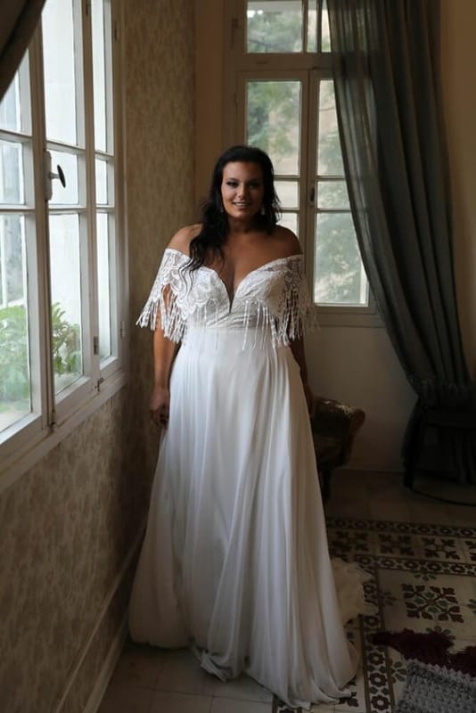 Vestido de noiva para casamento na praia plus size com decote princesa