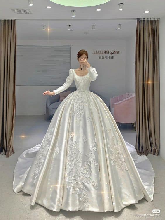 Vestido de noiva rodado com bordados e cauda