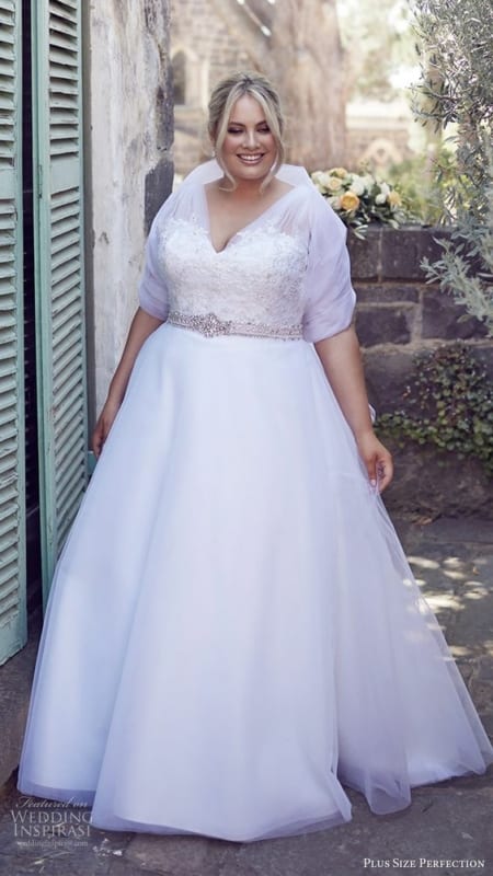 Vestido de noiva rodado com cinto plus size