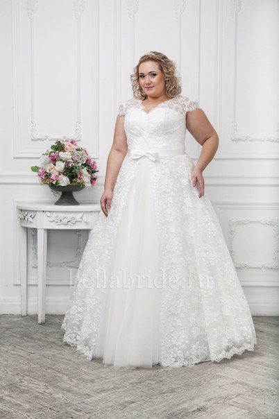 Vestido de noiva rodado com laco plus size