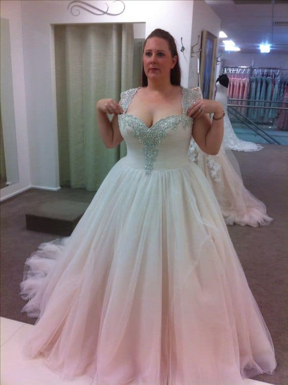 Vestido de noiva rodado diferente plus size
