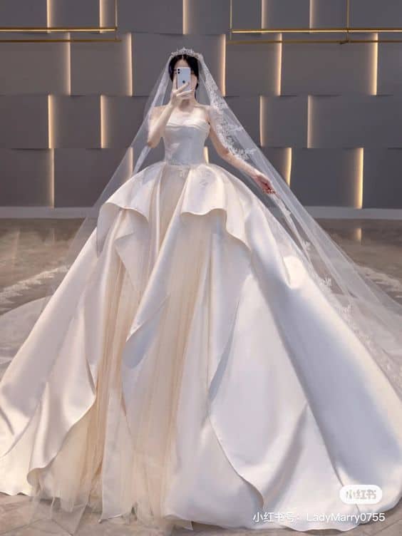 Vestido de noiva rodado em cetim com cauda e veu