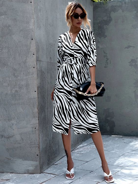 Vestido em alfaiataria com estampa de zebra animal print