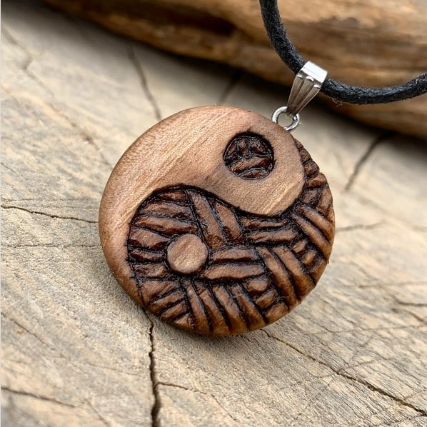 23 colar Yin Yang entalhado na madeira @woodzard