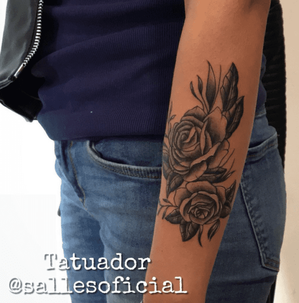 tattoo rosas no braco