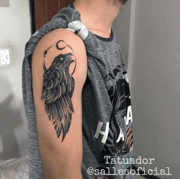 tatuagem braco corvo