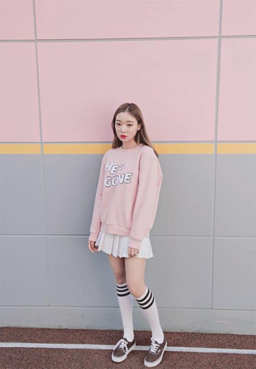 11 look com saia coreana branca e moletom Pinterest