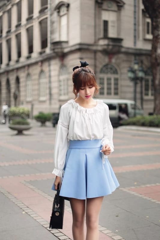 17 look com saia coreana azul claro Pinterest