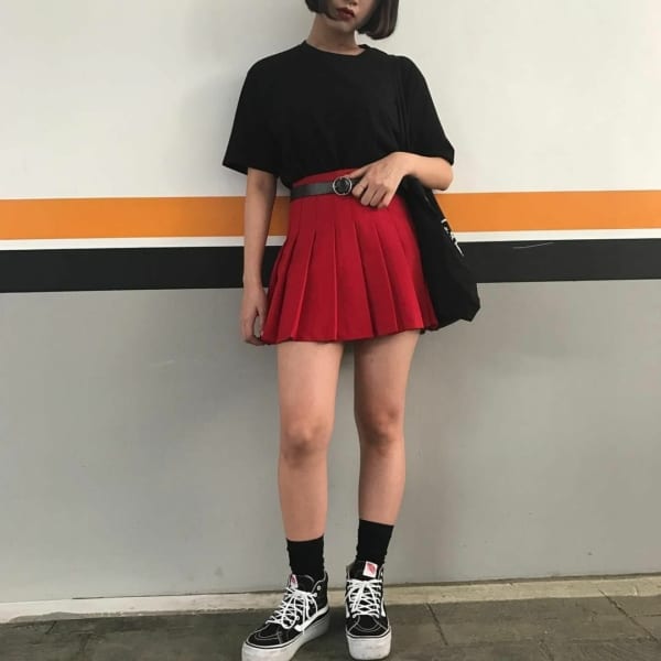 22 como usar saia coreana vermelha com camiseta preta Pinterest