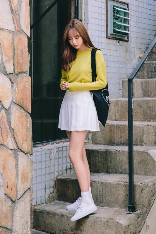 9 look com saia coreana branca e tenis Pinterest