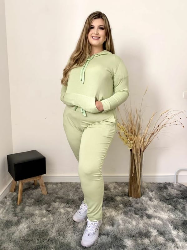 Blusa plus size e calca de moletom verde clarinho Fonte Pinterest