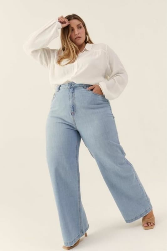 Modelo de look casual com pantalona jeans Fonte Pinterest
