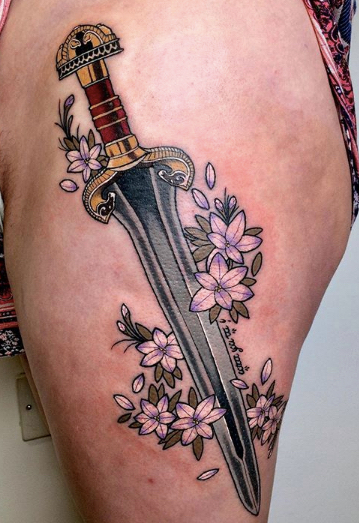 Tatuagem O Senhor dos Aneis espada flor