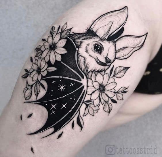 tatuagem de morcego com flor
