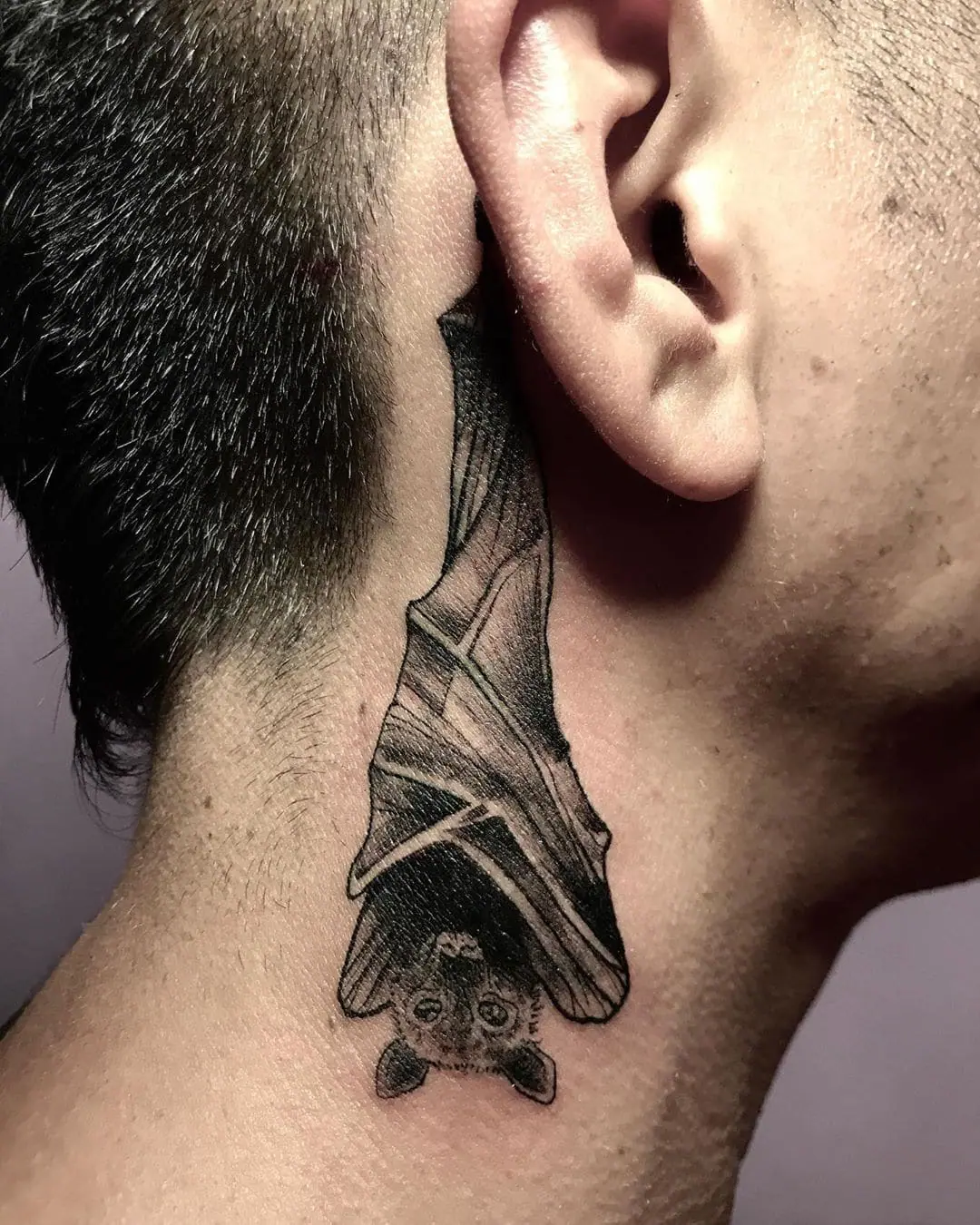 tatuagem de morcego pescoco