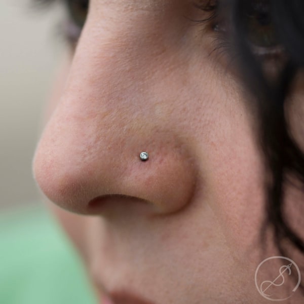 18 piercing delicado de pedra nostril Piercing Experience