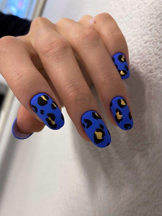 50 unhas azul royal com nail art de oncinha Chevron