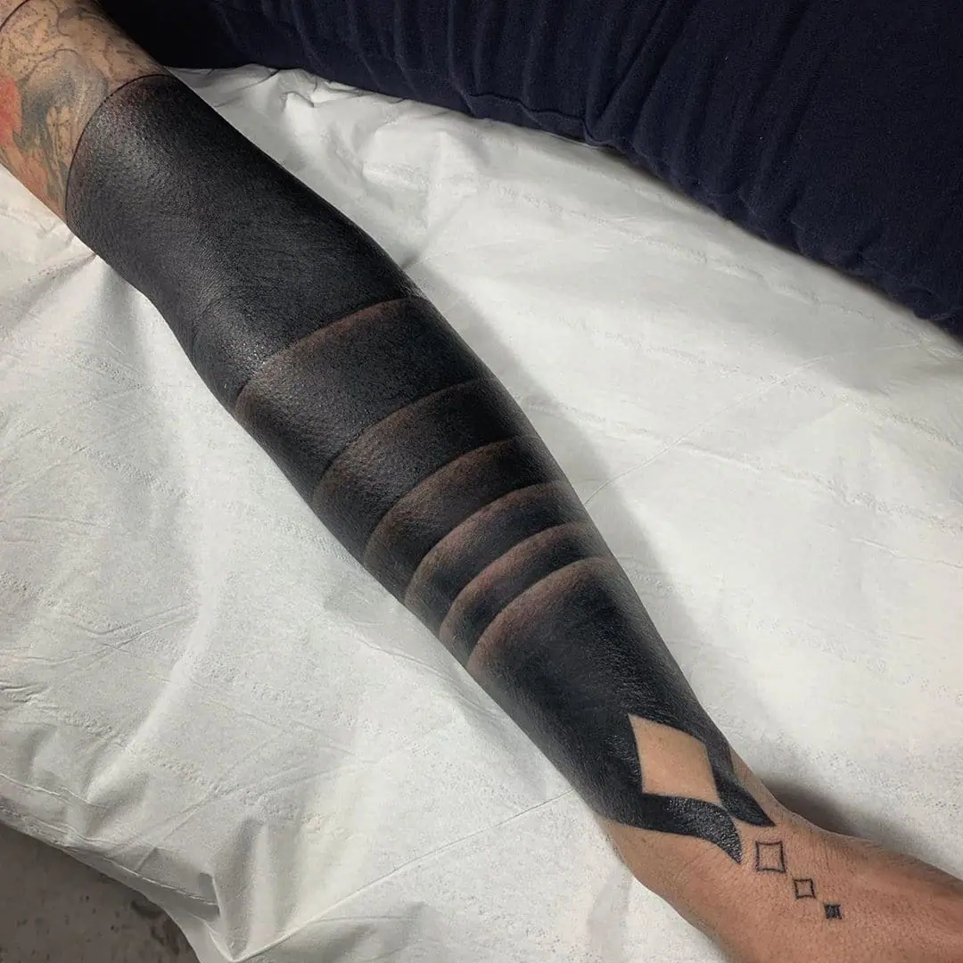 tatuagem Blackwork completa na perna