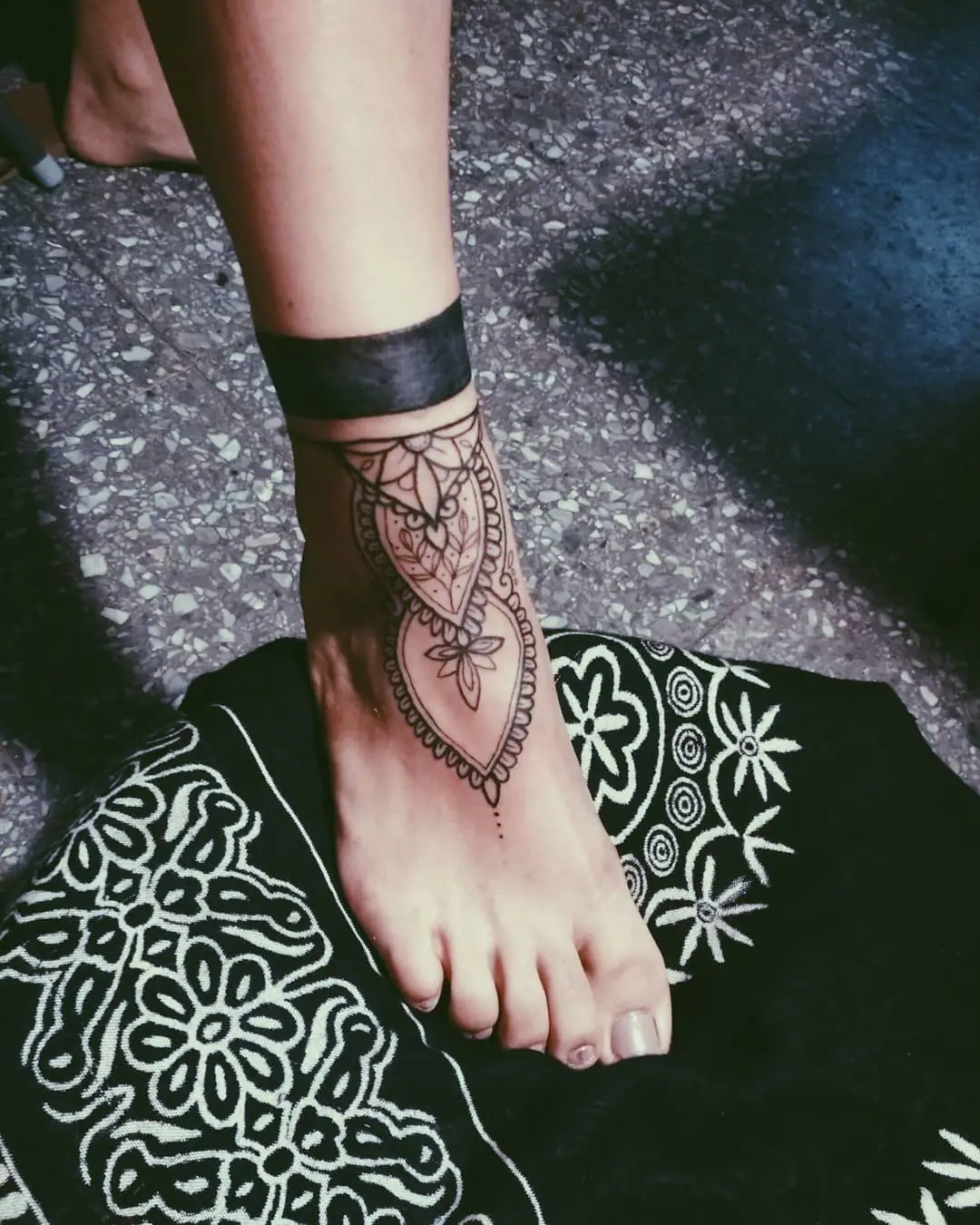 tatuagem Blackwork pequena na perna