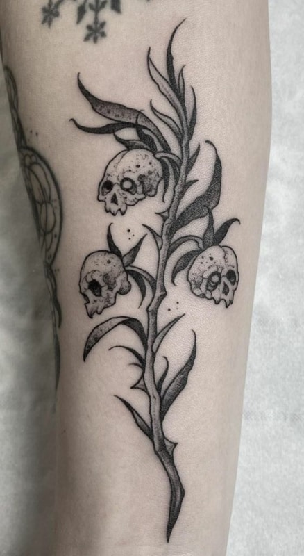 tatuagem abstrata flor de caveiras