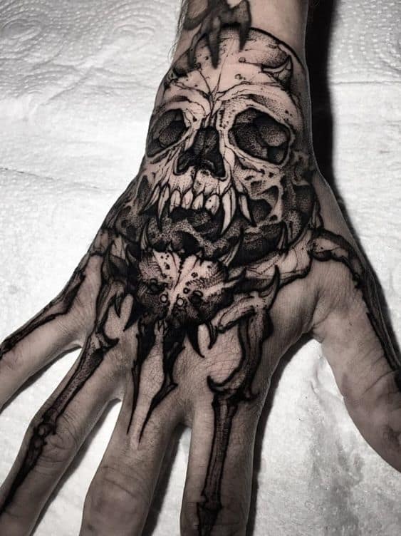 tatuagem dark na mao