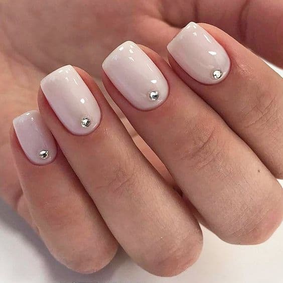 3 nail art minimalista em unha branca Glaminati