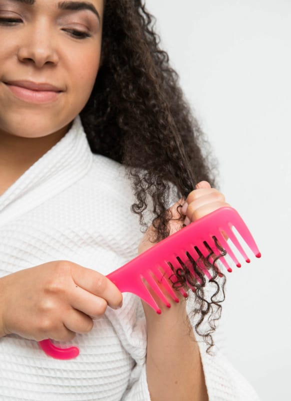 10 dicas para pentear cabelo cacheado Curls Understood