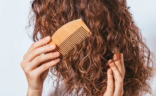 2 dicas e cuidados para pentear cabelo cacheado Sakshi