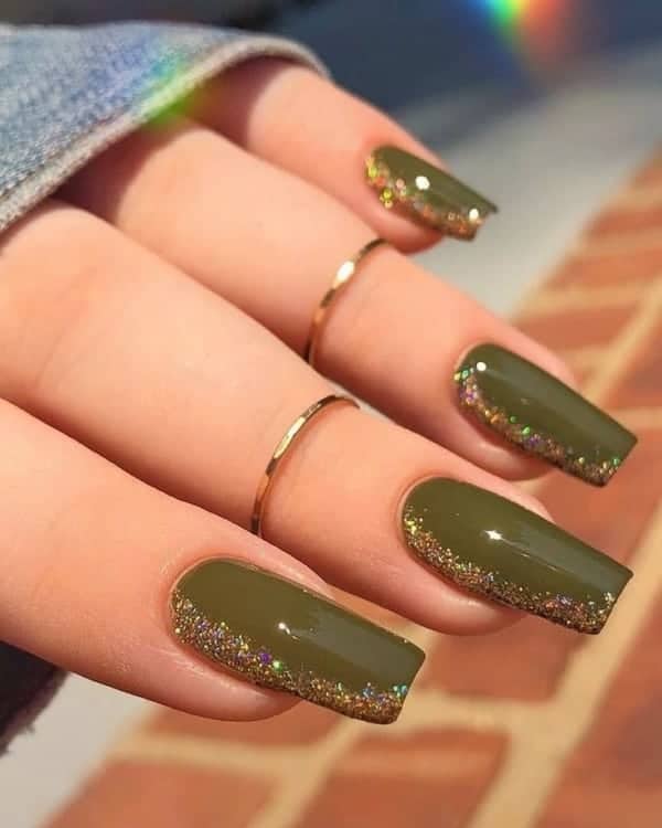 23 unhas em verde militar com glitter para formatura Pinterest