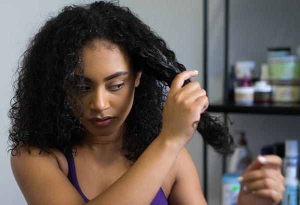 4 dicas para cuidar de cabelo cacheado Naturally Curly
