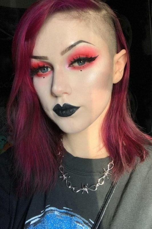 45 maquiagem e girl com sombra vermelha e delianeador preto Pinterest