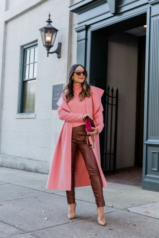 19 look com calca de couro e blusa rosa de trico Pinterest