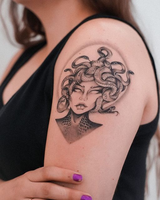 1 tatuagem feminina de medusa Pinterest