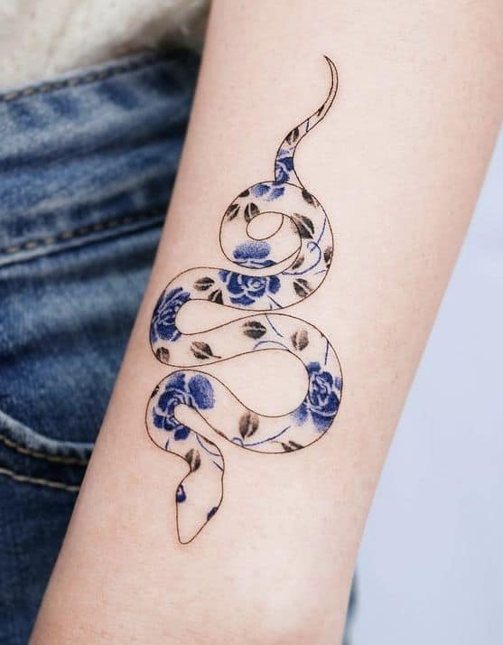 1 tatuagem feminina e delicada de cobra Pinterest
